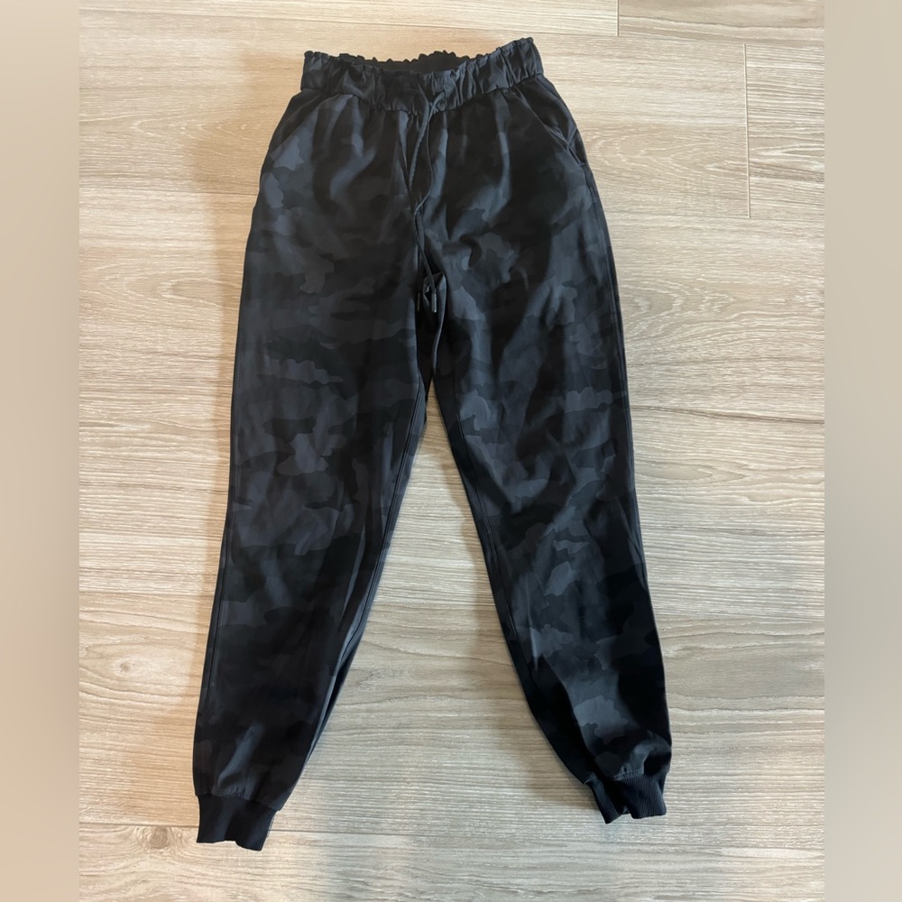 Lululemon Joggers Size 4 cinched waist CAMO